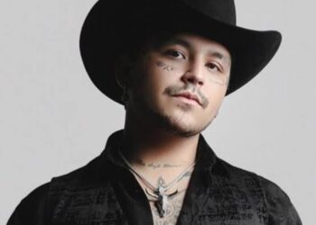 Fans avientan hielos a Christian Nodal durante concierto en Bolivia