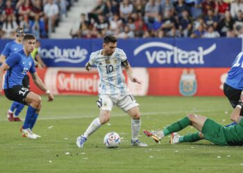 Messi marca cinco goles con Argentina ante Estonia