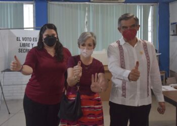 Vota Américo Villarreal en casilla 1593 de Cd. Victoria, Tamaulipas