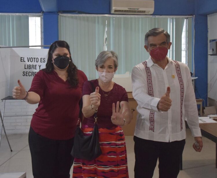 Vota Américo Villarreal en casilla 1593 de Cd. Victoria, Tamaulipas