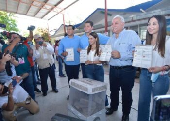 Vota César Verástegui en casilla 1724 en Xicoténcatl, Tamaulipas