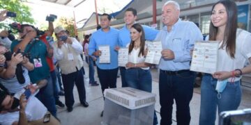 Vota César Verástegui en casilla 1724 en Xicoténcatl, Tamaulipas