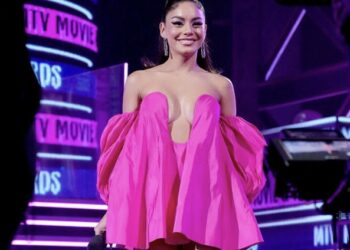 Vanessa Hudgens presume escotazo ‘mariposa’