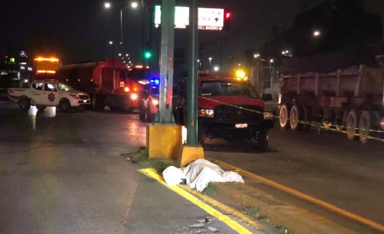 Muere chofer al estrellar auto con plataforma en Altamira