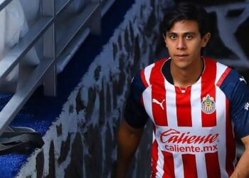 ¡Terrible noticia para Chivas! JJ Macías se rompe la rodilla y se pierde el Apertura 2022