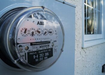 Estudian posible alza a la luz, pero por debajo de la inflación