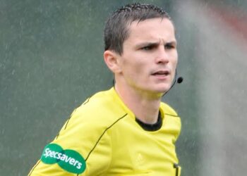 El árbitro Craig Napier se declara homosexual