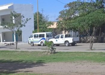 trabajadores de salud y un taxista quedan lesionados tras choque volcadura