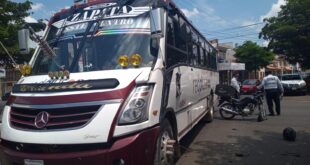 Motociclista choca con camión y queda lesionado, Culiacán