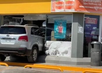 Se equivoca, pisa acelerador en lugar de freno y se mete a un OXXO
