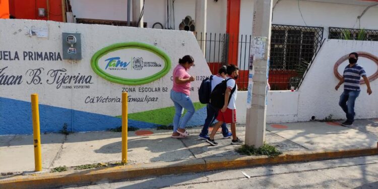 Amenaza niña con llevar pistola a escuela para agredir a compañero