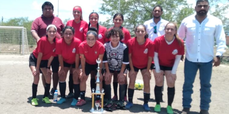 Entrega Carlos Pizaña trofeo a monarcas de fútbol femenil