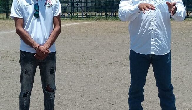 Entrega Carlos Pizaña trofeo a monarcas de fútbol femenil