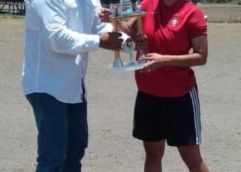 Entrega Carlos Pizaña trofeo a monarcas de fútbol femenil