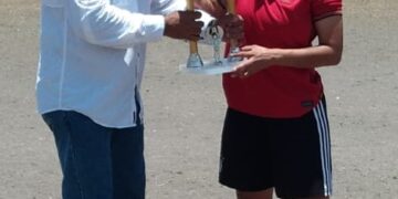 Entrega Carlos Pizaña trofeo a monarcas de fútbol femenil