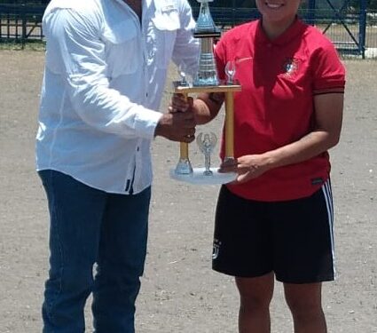 Entrega Carlos Pizaña trofeo a monarcas de fútbol femenil