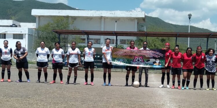 Entrega Carlos Pizaña trofeo a monarcas de fútbol femenil