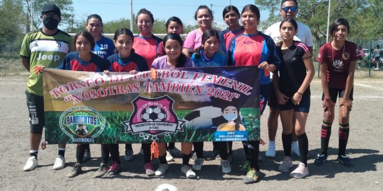 Entrega Carlos Pizaña trofeo a monarcas de fútbol femenil