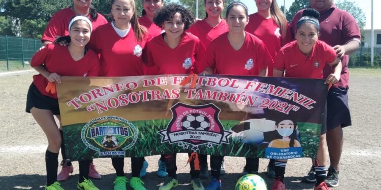 Entrega Carlos Pizaña trofeo a monarcas de fútbol femenil