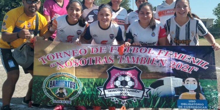 Entrega Carlos Pizaña trofeo a monarcas de fútbol femenil