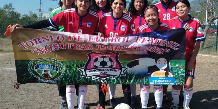 Entrega Carlos Pizaña trofeo a monarcas de fútbol femenil