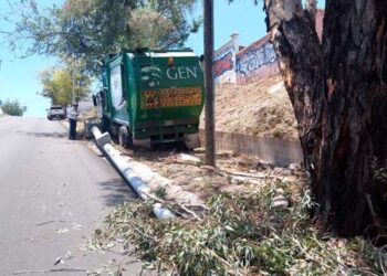 Camión recolector se impacta en poste de cámaras de seguridad, Culiacán