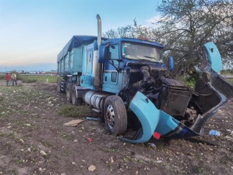 Mueren tres mujeres al chocar auto con trailer en ruta Victoria-Tampico