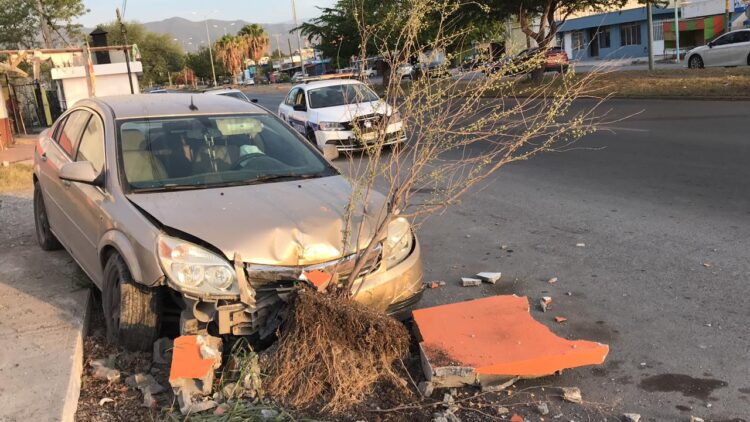 Estrella su automóvil en jardinera de la Avenida Rotaria