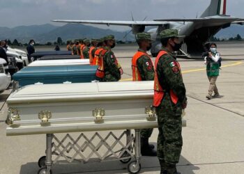 Llegan a México cuerpos de 8 migrantes que murieron en tráiler de Texas