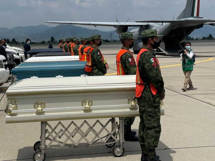 Llegan a México cuerpos de 8 migrantes que murieron en tráiler de Texas