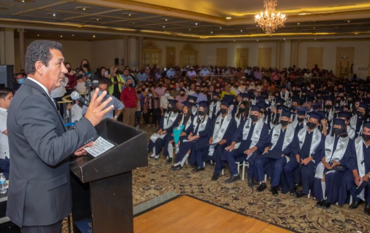 Convoca Alcalde Mario López a egresados de la Prepa JJG, a no claudicar ante las adversidades