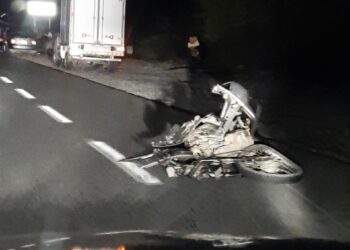 Muere motociclista al chocar con auto