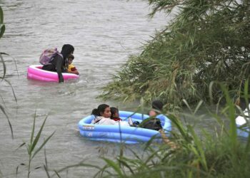 Rescatan a tres migrantes del rio Grande