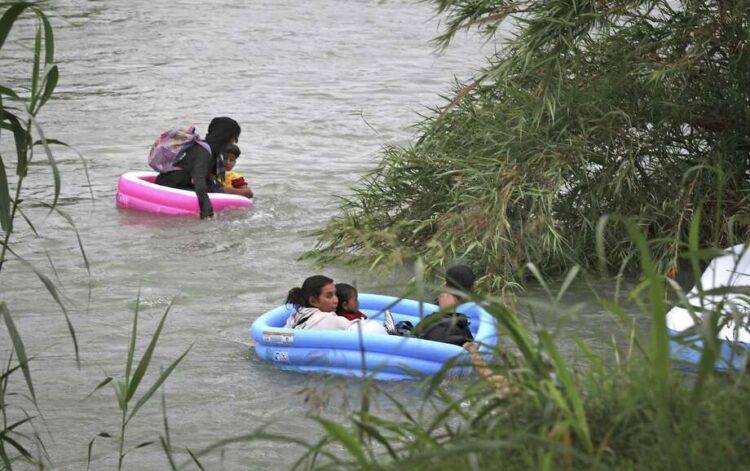 Rescatan a tres migrantes del rio Grande