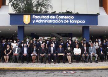 Preside Rector ceremonia de graduación en la Facultad de Comercio de Tampico