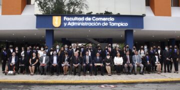 Preside Rector ceremonia de graduación en la Facultad de Comercio de Tampico
