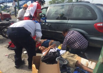 Pareja se fractura piernas al chocar su moto con auto