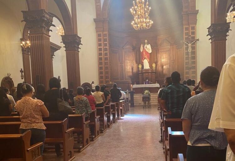 Más de cien colegas despiden en la Catedral al periodista asesinado  Antonio de la Cruz