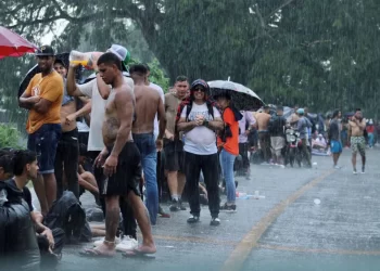 Caravana de migrantes sale del sur de México a EU días después de tragedia en Texas