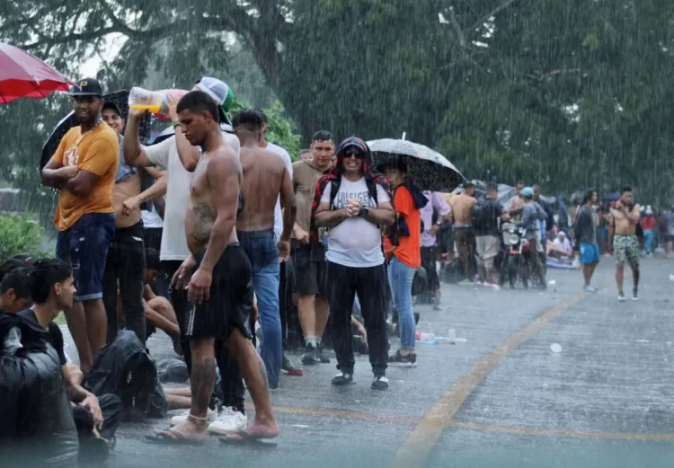 Caravana de migrantes sale del sur de México a EU días después de tragedia en Texas