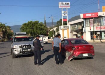 Conductora ocasiona aparatoso accidente vial