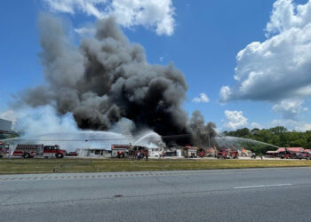 Voraz incendio en el tianguis de Donna, Texas