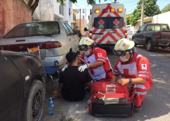 Dos motociclistas se lesionan al accidentarse