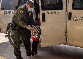 Encuentran a 76 niños migrantes viajando solos en Texas
