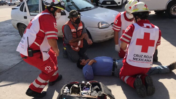 A empleado lo arrolla su propio auto