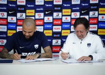 Dani Alves ya firmó con Pumas