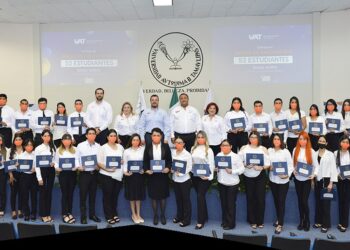 Entrega UAT becas de excelencia a universitarios de Nuevo Laredo