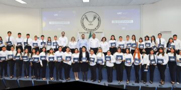 Entrega UAT becas de excelencia a universitarios de Nuevo Laredo