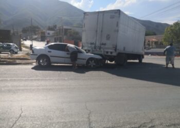 Destroza auto al estrellarse contra un camión