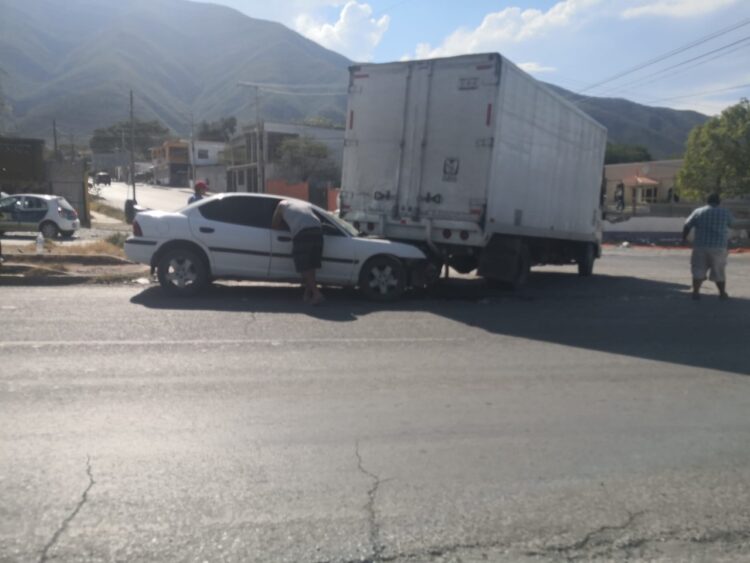 Destroza auto al estrellarse contra un camión